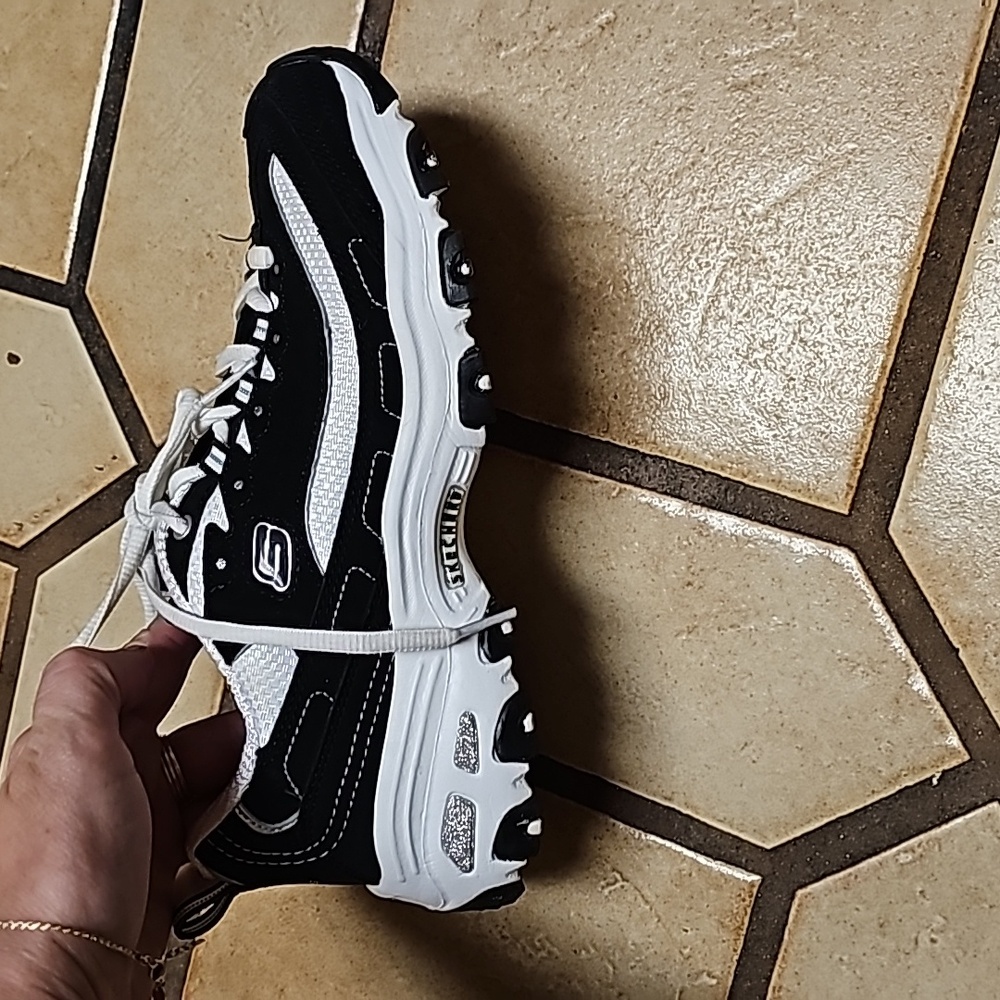 Sketchers Memory Foam Size 7 In Black And White. … - image 6